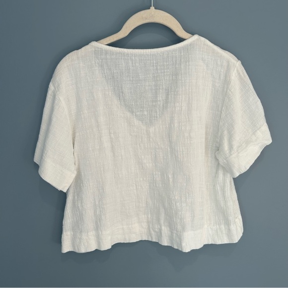 White linen boxy crop top v-neck size xs from Lulu’s - Picture 2 of 6